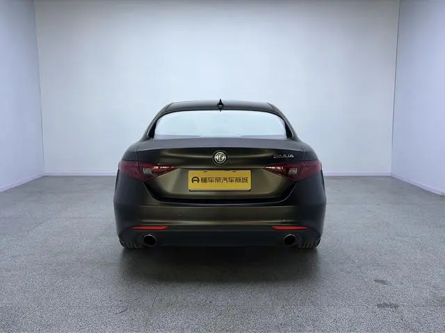Alfa Romeo Giulia 2.0T 280HP Deluxe Edition