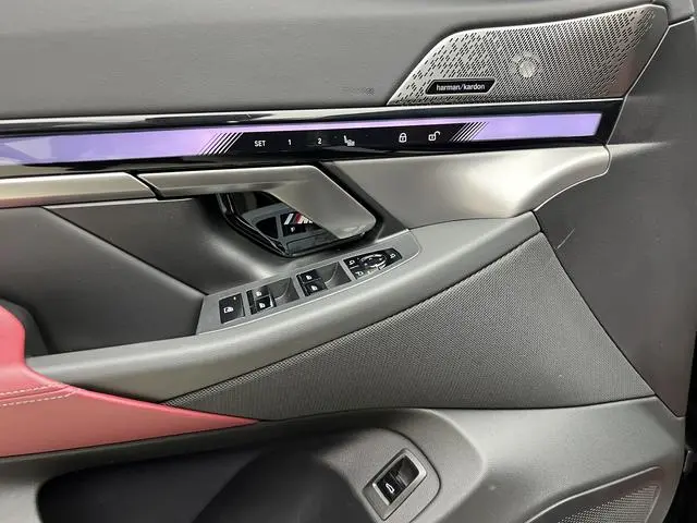 BMW BMW i5 eDrive40L M sports suit