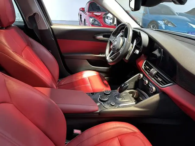 Alfa Romeo Giulia 2.0T 200HP Deluxe Edition