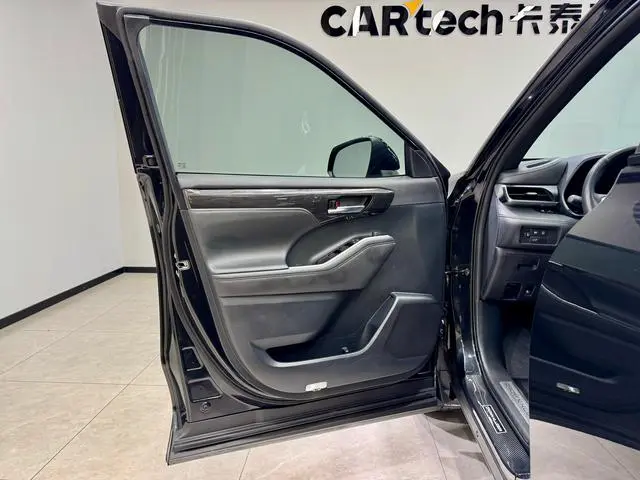 TOYOTA Crown Lufang Smart electric hybrid dual engine 2.5L E-CVT four-wheel drive Premium Edition