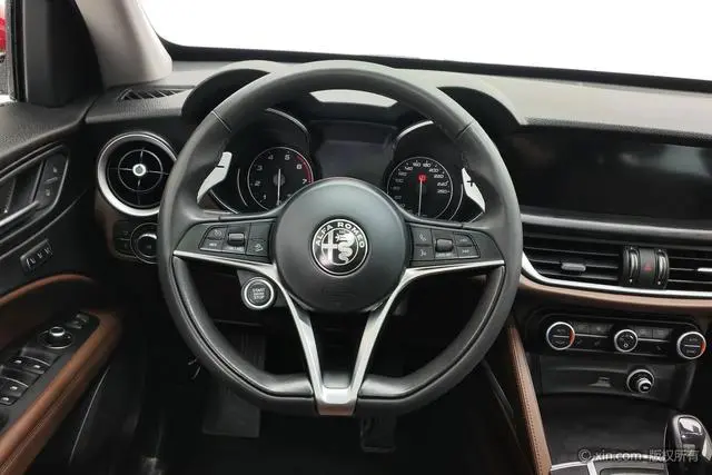 Alfa Romeo Stelvio 2.0T 280HP Deluxe Edition