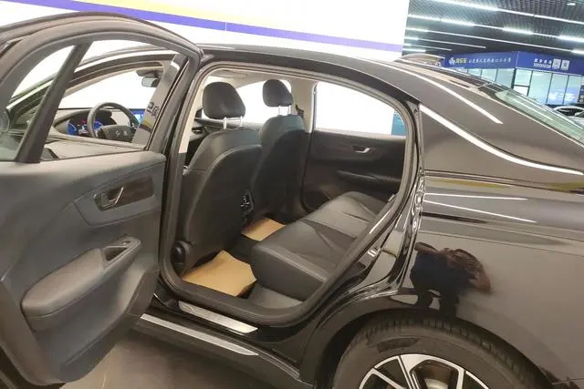 Hongqi Hongqi E-QM5 Basic Travel Version