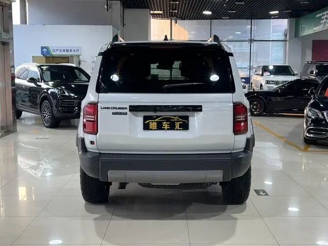 TOYOTA Prado 2.4T dual-engine Hummer WX version 6-seater