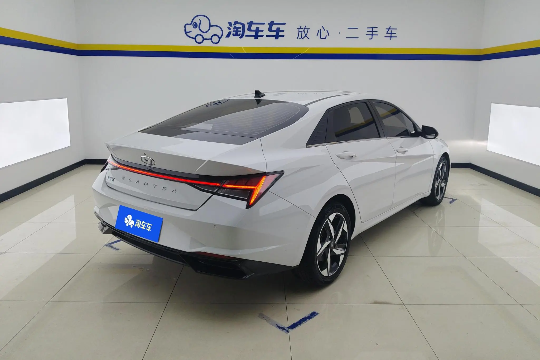 Hyundai Elantra 1.5L CVT LUX Premium Edition