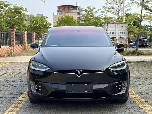 Tesla Model X 90D