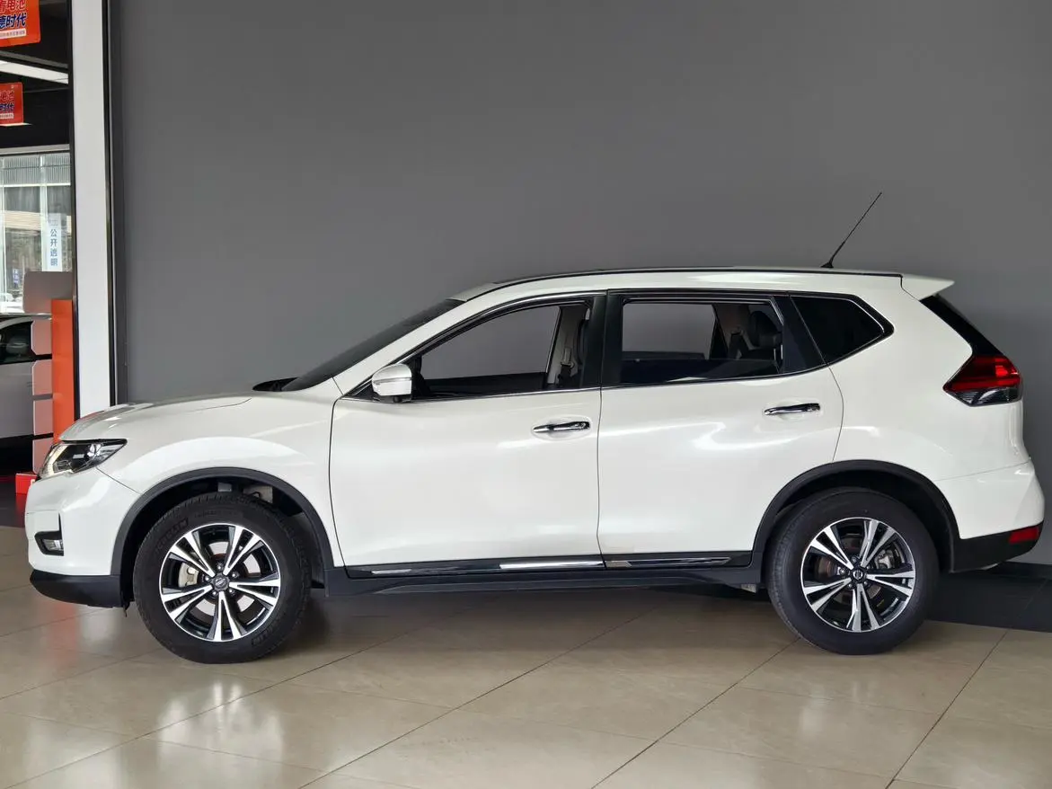 Nissan Qijun 2.5L CVT Zhilian seven-seater leading version 4WD