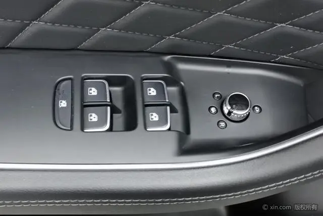 Hongqi Hongqi HS5 2.0T Zhilian flag collar four-wheel drive version