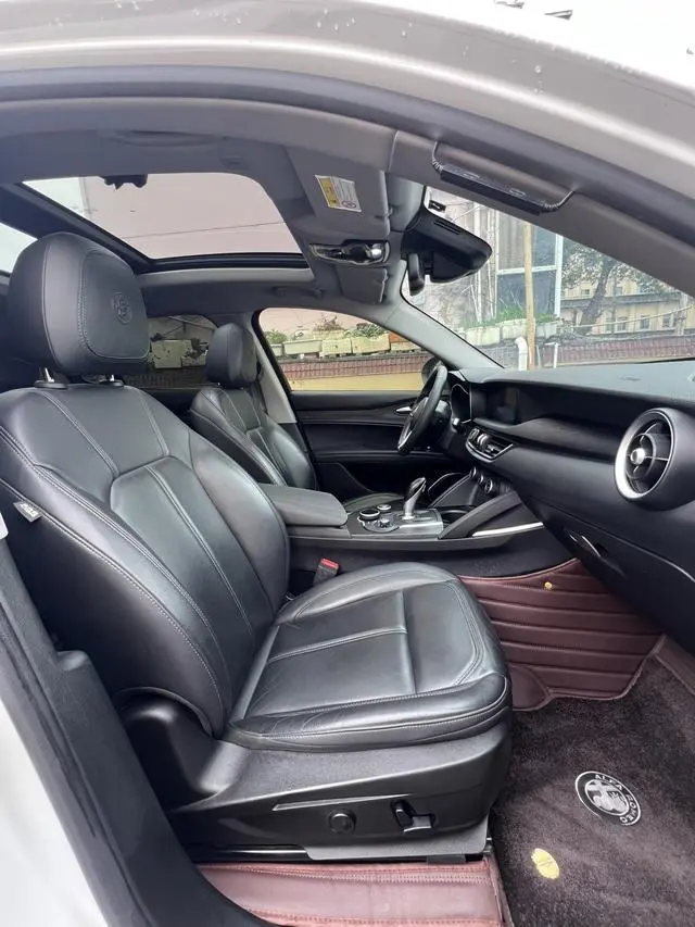 Alfa Romeo Stelvio 2.0T 200HP Deluxe Edition
