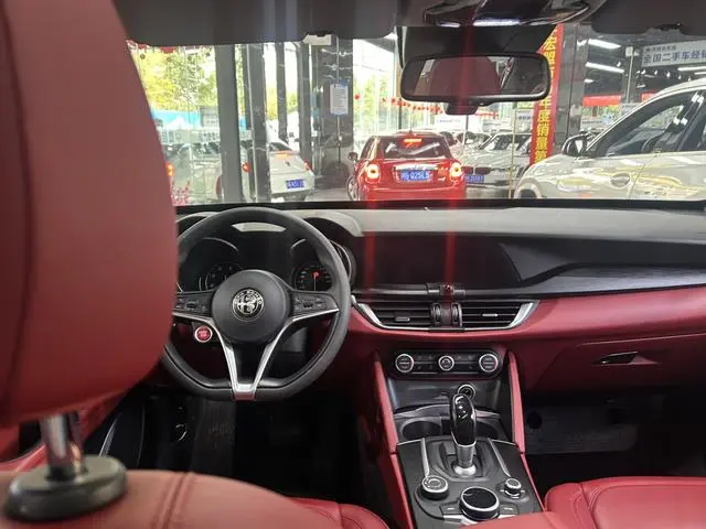 Alfa Romeo Stelvio 2.0T 200HP Deluxe Edition