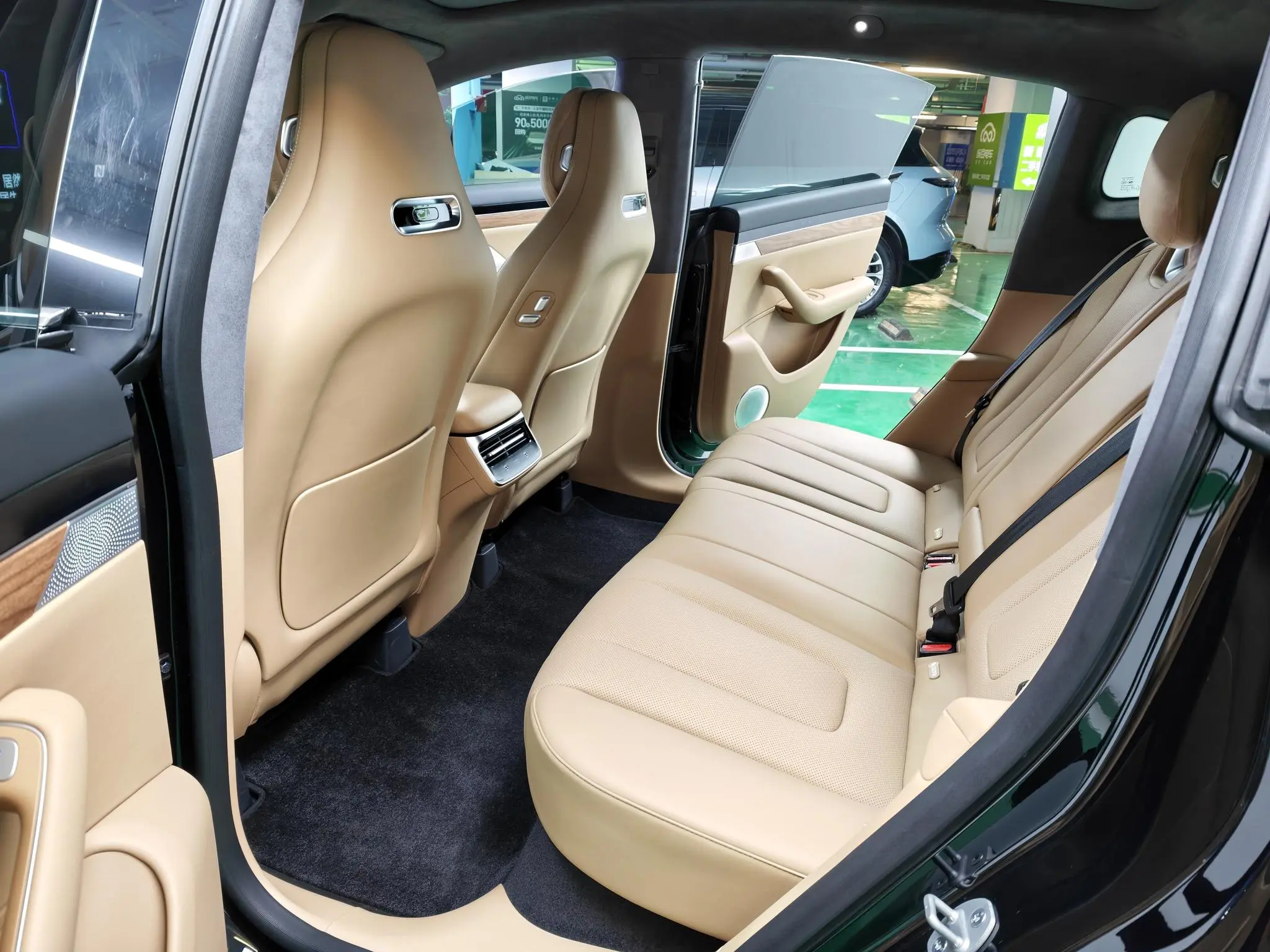 LUXEED Wisdom World R7 Pure electric 100kWh Max rear drive version