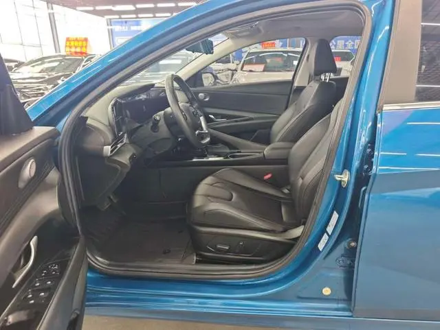 Hyundai Elantra 1.5L CVT LUX Premium Edition