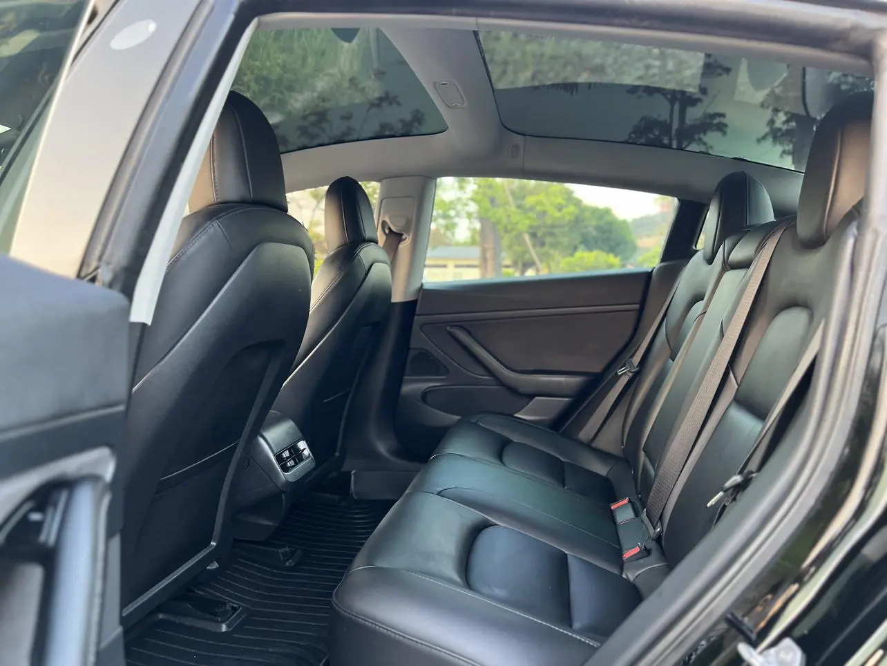 Tesla Model 3 Long battery life, rear-wheel drive version