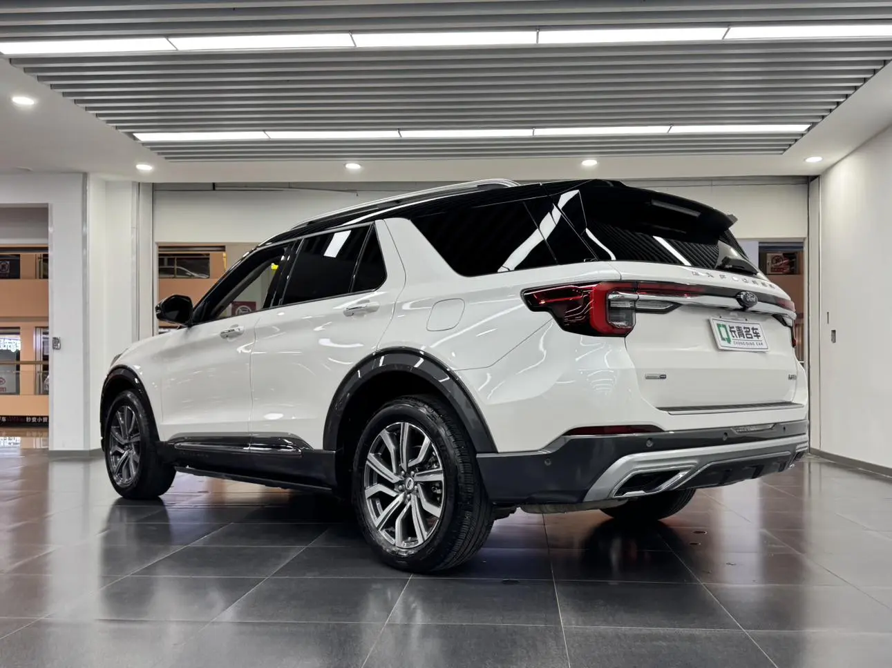 Ford Explorer EcoBoost 285 four-wheel drive titanium version 6 seats