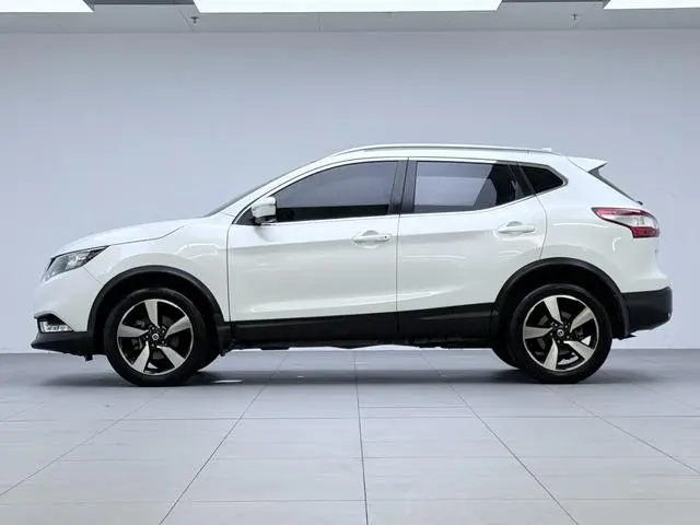 Nissan Qashqai 2.0L CVT Deluxe Edition Country V