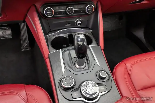 Alfa Romeo Stelvio 2.0T 200HP Deluxe Edition