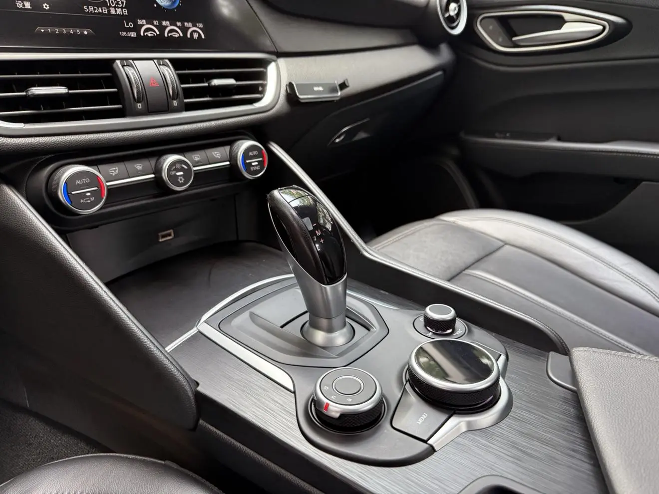 Alfa Romeo Giulia 2.0T 200HP Deluxe Edition