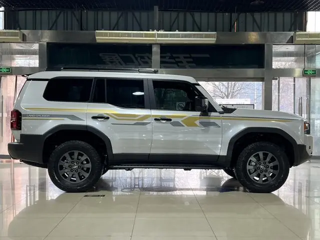 TOYOTA Prado 2.4T dual-engine Hummer WX version 6-seater