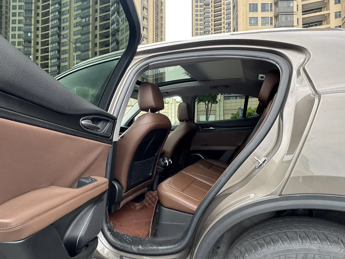 Alfa Romeo Stelvio 2.0T 280HP Deluxe Edition