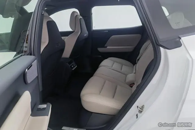 Volvo Volvo XC70 Four-wheel drive, long battery life Core