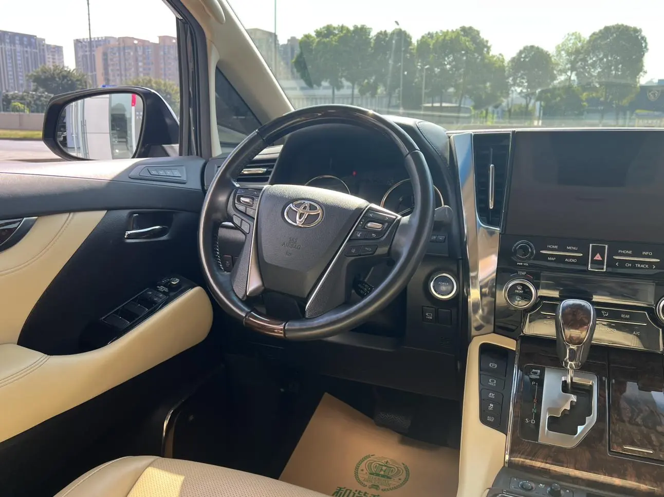 TOYOTA Elfa Dual engine 2.5L Deluxe Edition