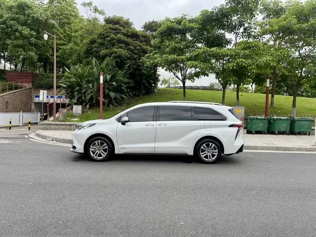 TOYOTA Saina 2.5L Hybrid Extreme Edition