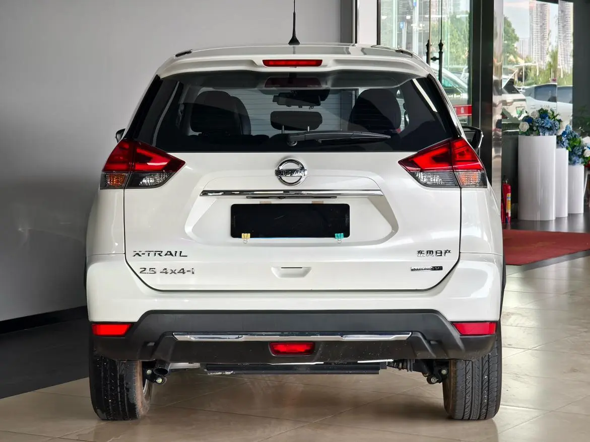 Nissan Qijun 2.5L CVT Zhilian seven-seater leading version 4WD