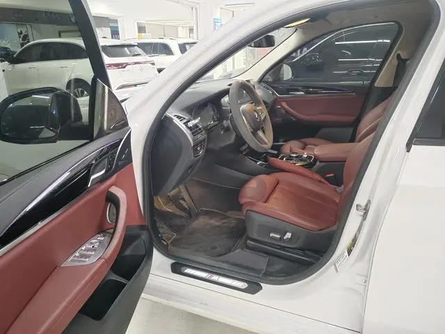 BMW BMW iX3 Leading type