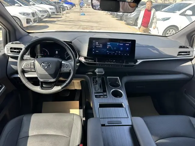 TOYOTA Saina Facelifted dual engine 2.5L Premium Edition