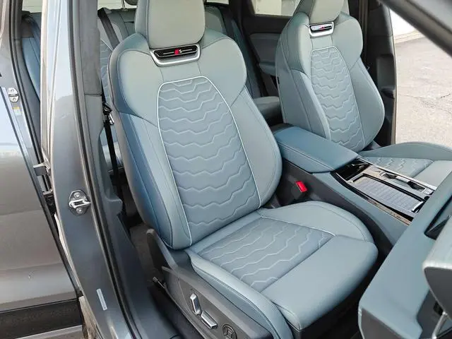 Audi Audi Q6L e-tron First pilot version