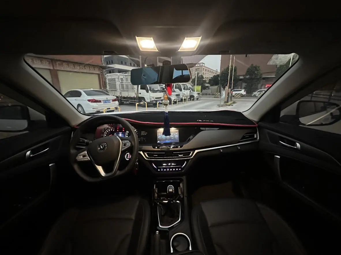 Changan Changan CS35 PLUS Facelifted Glory Million Edition 1.6L Manual Elite Edition