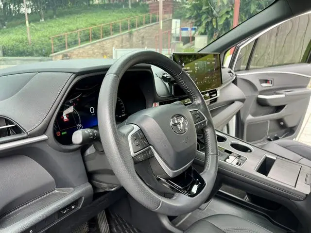 TOYOTA Saina 2.5L Hybrid Extreme Edition