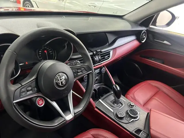 Alfa Romeo Stelvio 2.0T 200HP Deluxe Edition