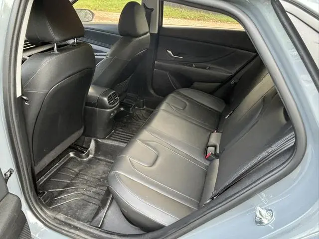 Hyundai Elantra 1.5L CVT LUX Premium Edition