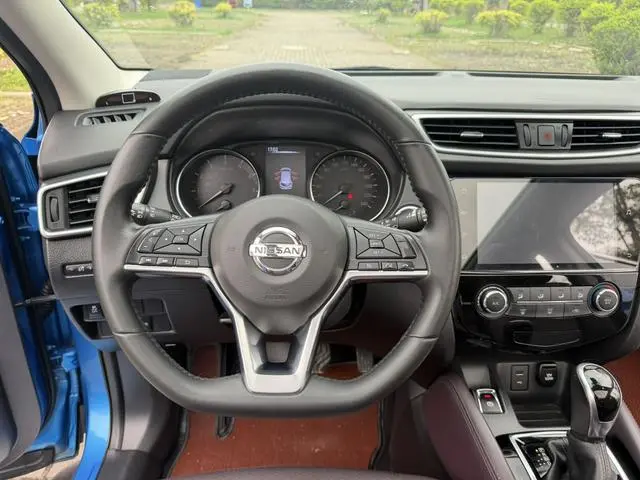 Nissan Qashqai 2.0L CVT Deluxe Edition
