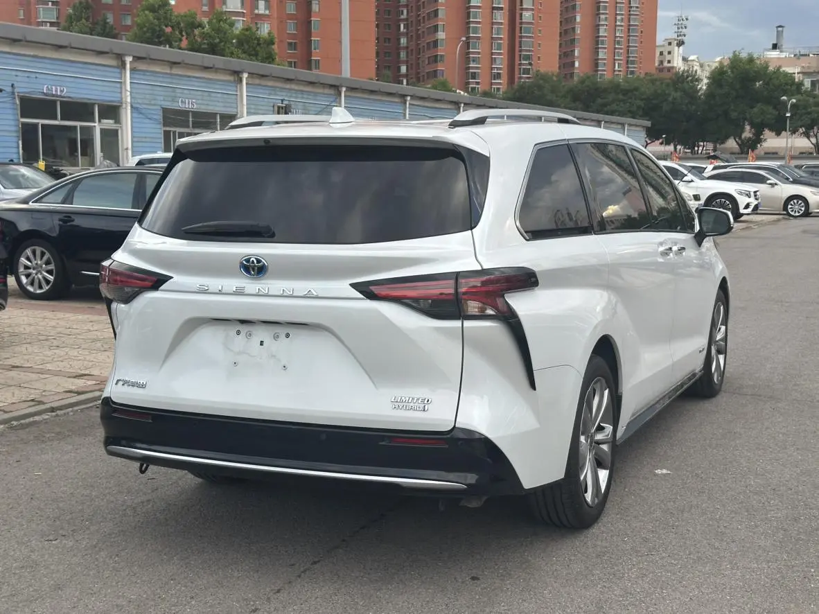 TOYOTA Saina Facelifted dual engine 2.5L Premium Edition