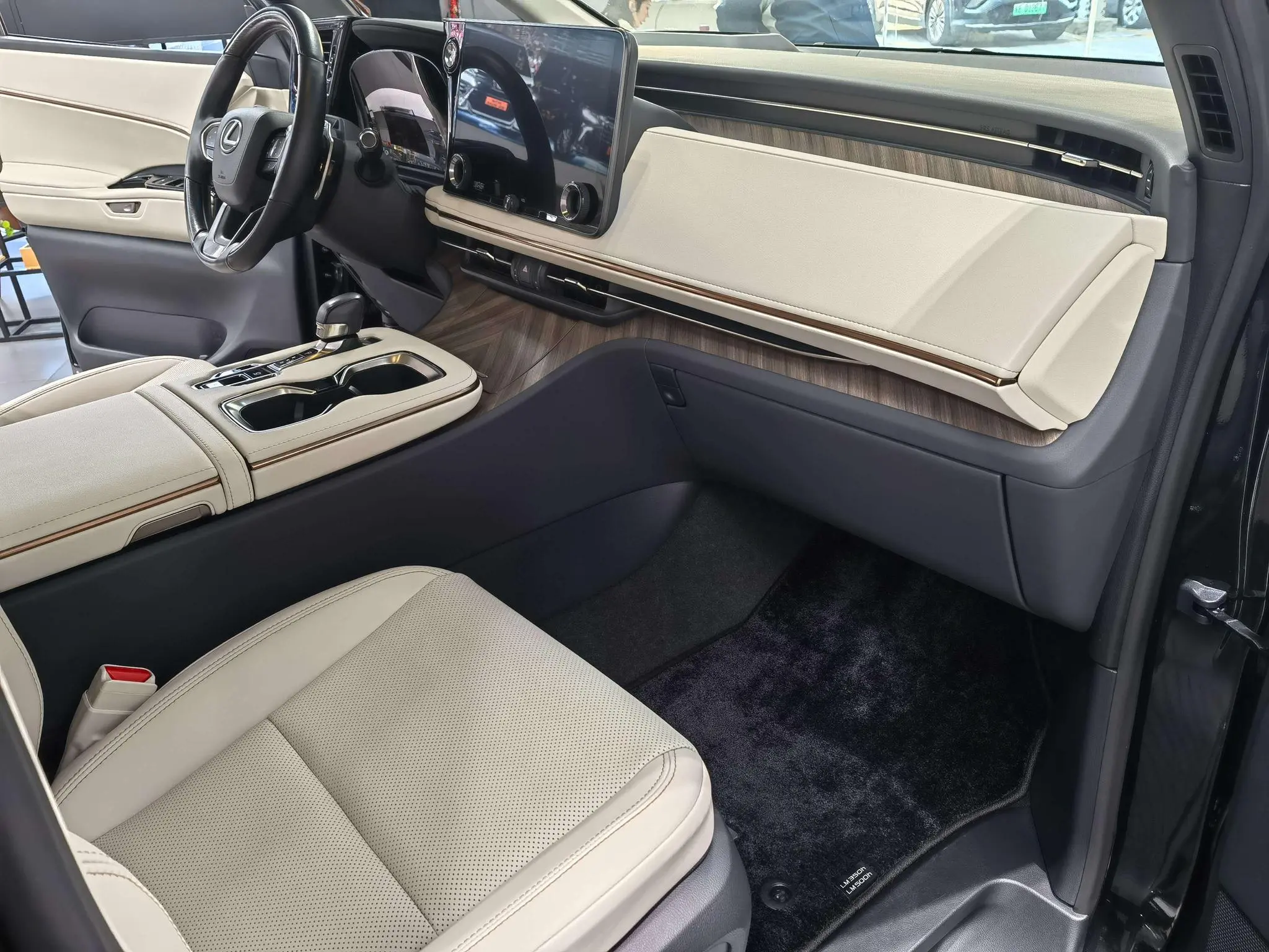 Lexus Lexus LM 500h DIRECT4 six-seater premium edition