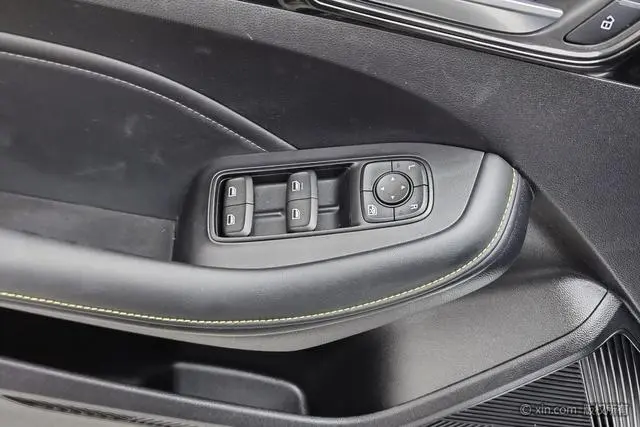 Roewe Roewe i5 1.5L CVT black gold version