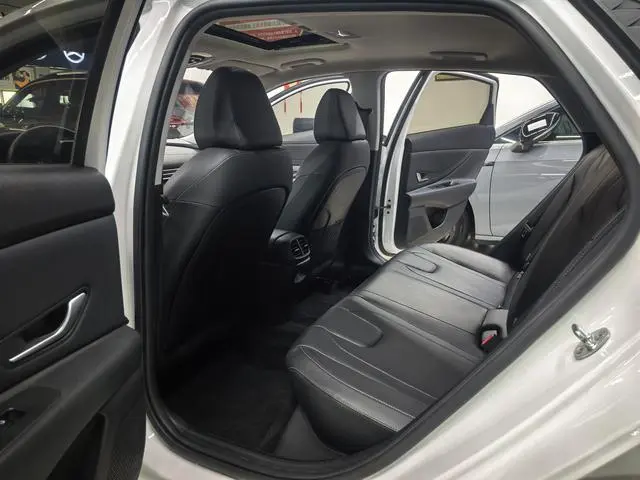 Hyundai Elantra 1.5L CVT LUX Premium Edition