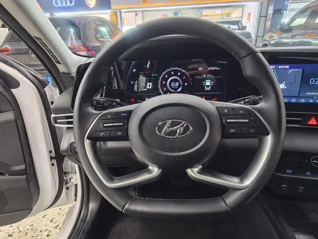 Hyundai Elantra 1.5L CVT LUX Premium Edition