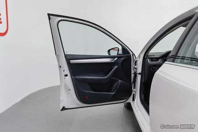 Skoda Octavia 1.5L Automatic Smart Travel Deluxe Edition Country VI