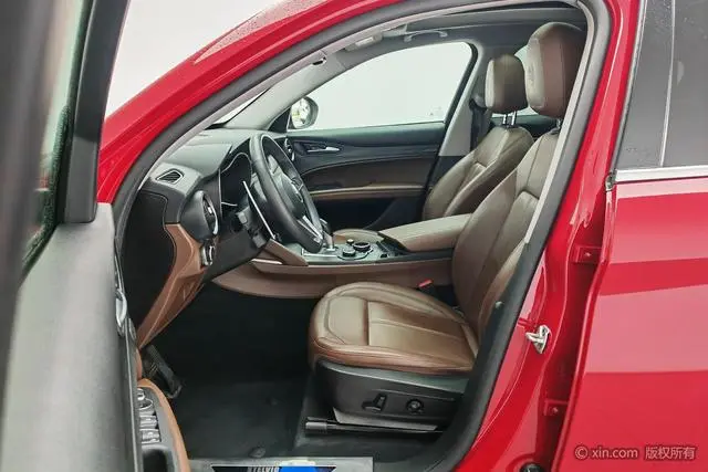 Alfa Romeo Stelvio 2.0T 280HP Deluxe Edition