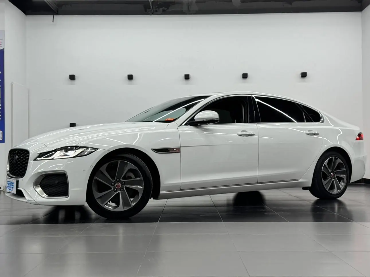Jaguar Jaguar XFL 2.0T P200 two-wheel drive Elite Deluxe Edition