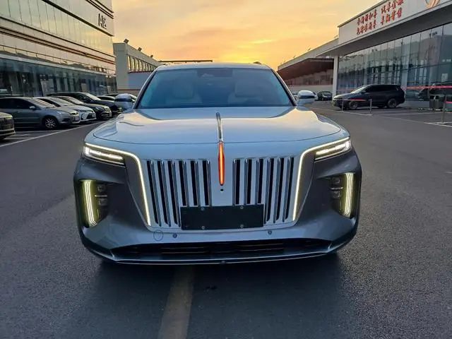 Hongqi Hongqi E-HS9 660km flag collar version four seats