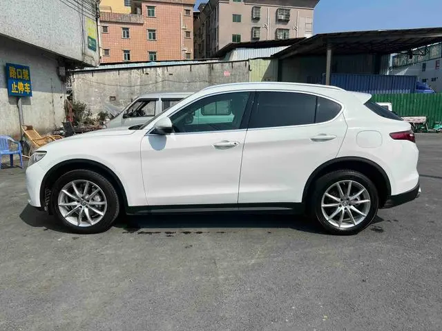 Alfa Romeo Stelvio 2.0T 200HP Deluxe Edition