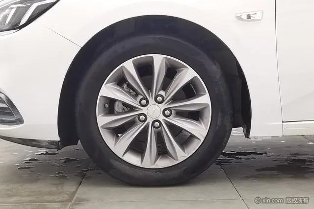 Chevrolet Cruze 320 automatic Enjoy Skylight version