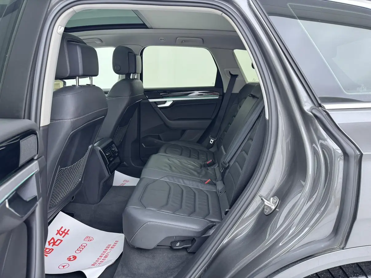 Volkswagen Touareg 3.0 TSI Sharp Front Version Country V