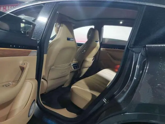 LUXEED Wisdom World R7 Pure electric 100kWh Max rear drive version