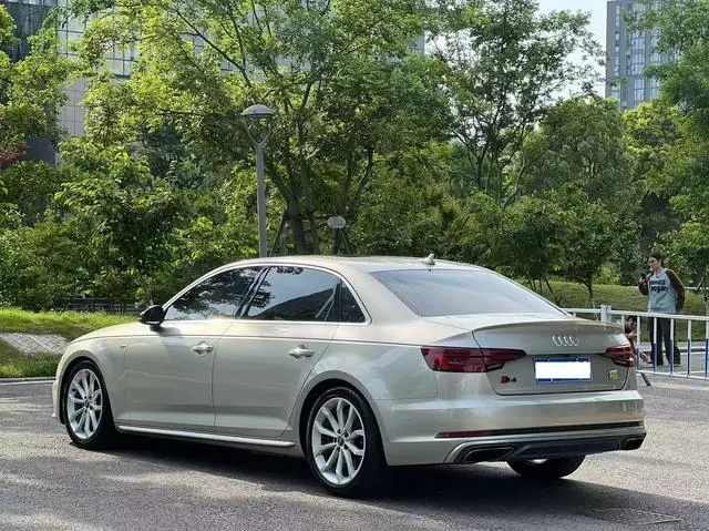 Audi Audi A4L 45 TFSI quattro personality sports version Country V
