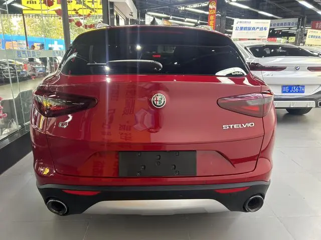 Alfa Romeo Stelvio 2.0T 200HP Deluxe Edition