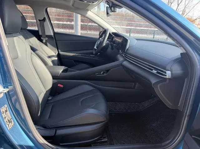 Hyundai Elantra 1.5L CVT LUX Premium Edition